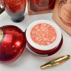 Rejuvenating face cream with dragon's blood